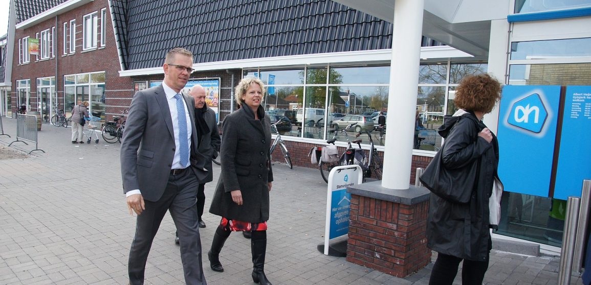 Burgemeester Jeroen Gebben naast wethouder Rijpstra op weg naar een Albert Heijn